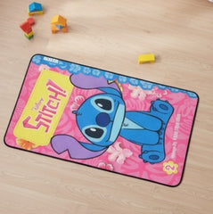 dečiji tepih Stitch 80 x 120 cm sa gumenom podlogom – neklizajući, mekan i idealan za svaku dečiju sobu.
