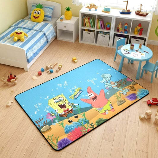 Dečiji tepih Sunđer Bob 80x120 cm sa gumenom podlogom postavljen u dečijoj sobi uz krevet i sto