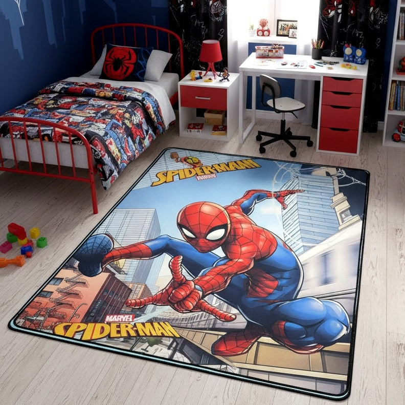 Dečiji tepih Spiderman 80x120 cm sa gumenom podlogom postavljen pored kreveta u plavoj sobi